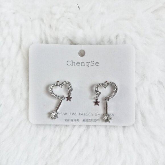 💮3/$20💮 Rhinestone Heart & Star Drop Earrings - Picture 3 of 3